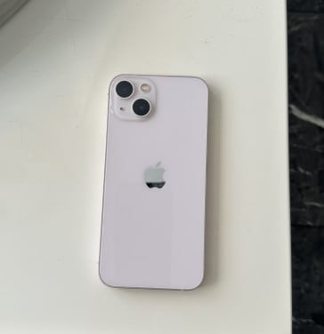 IPhone 13 met 128GB opslag. Batterijcapaciteit 76%.