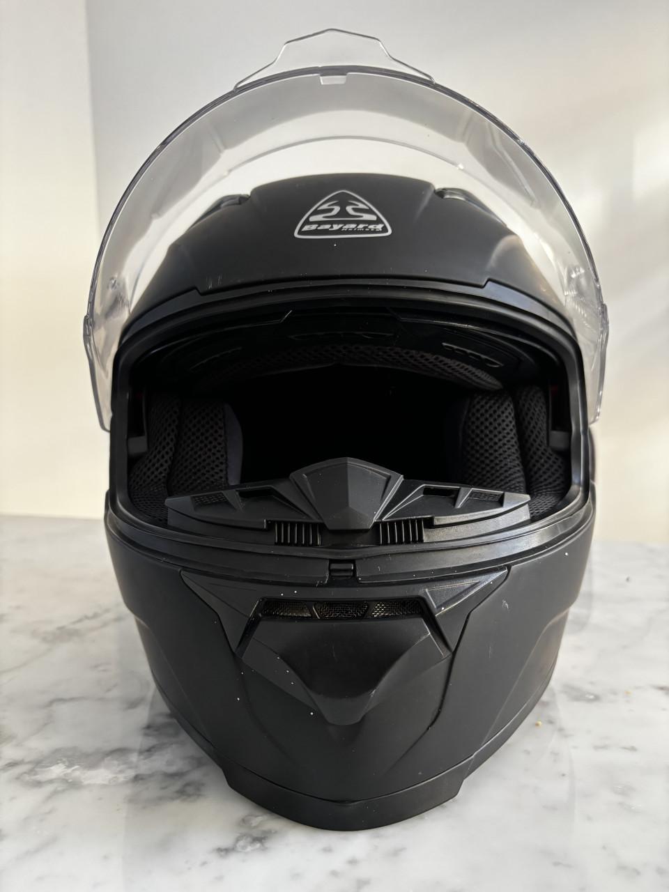 Zwarte helm met zonnebril (s)