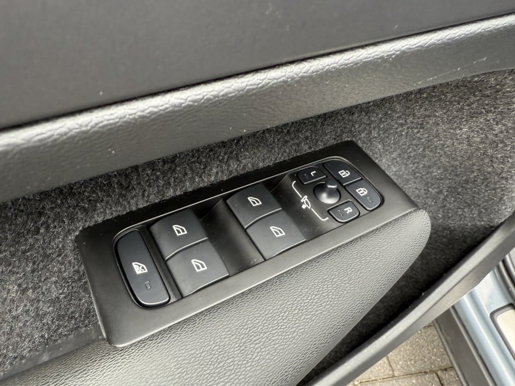 Volvo XC40 t4 211pk recharge ultimate dark | panodak| adap.cruise| leder| c