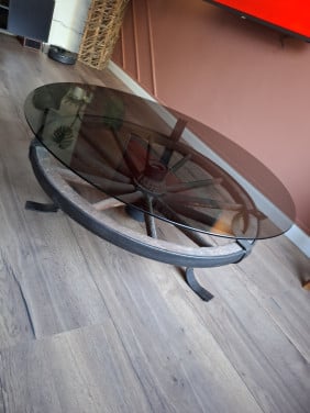 Salontafel met houten wiel