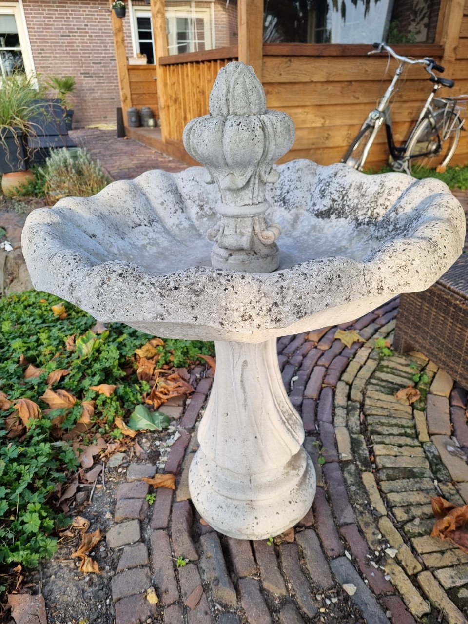 Betonnen tuinfontein schaal-bloembak voor in de tuin