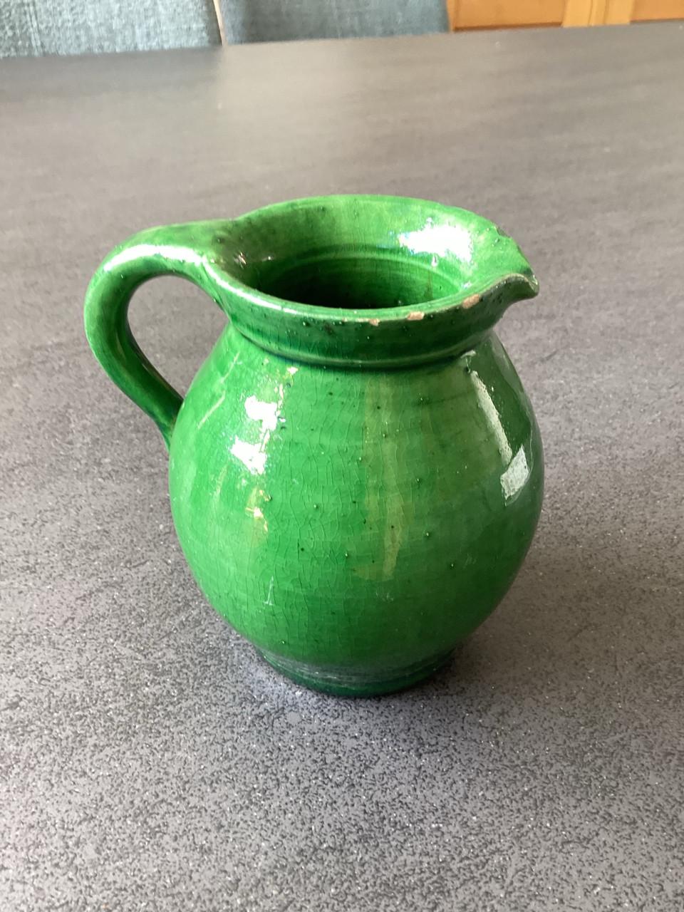 Vintage Geglazuurde groen aardewerk kannetje.