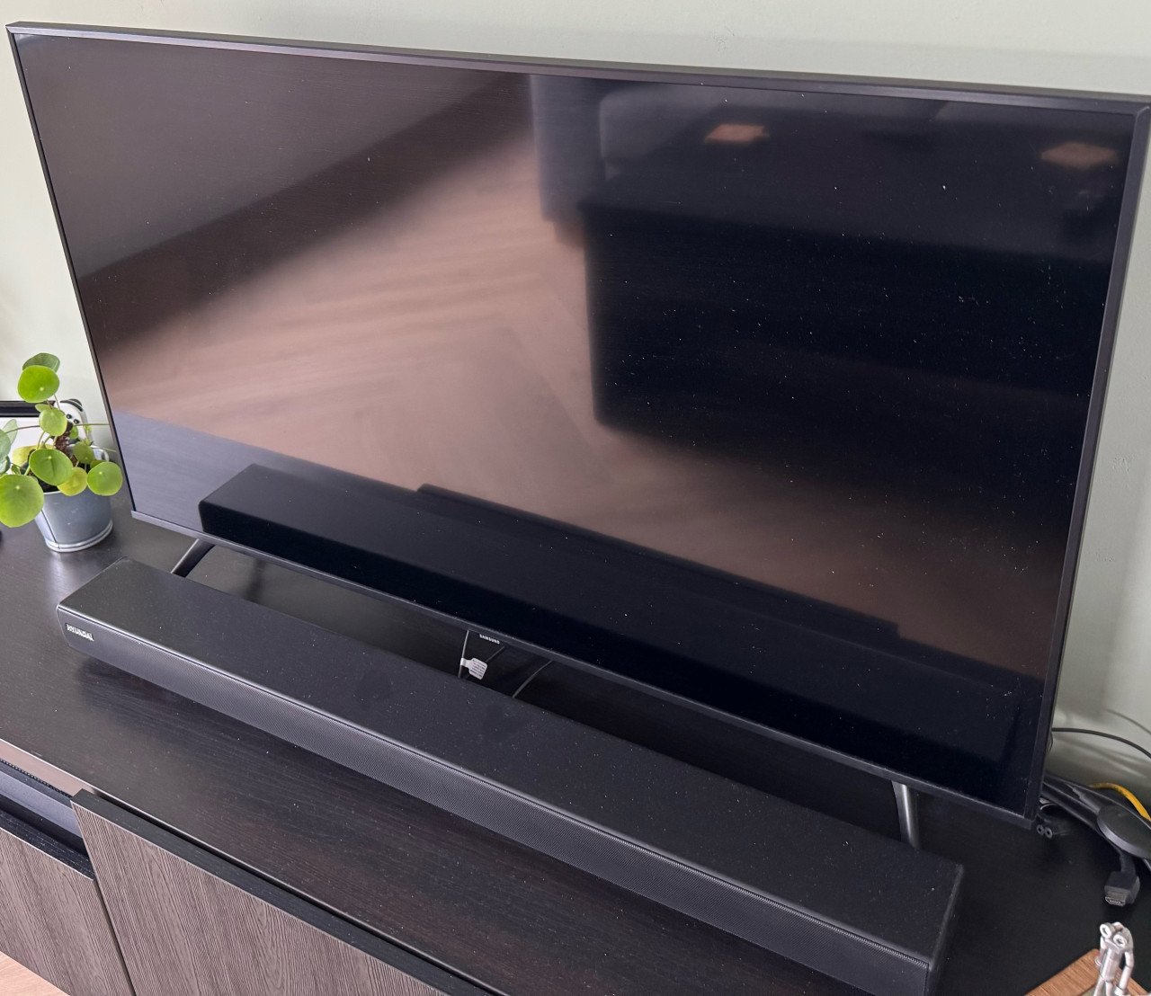 Samsung 43 inch tv + soundbar