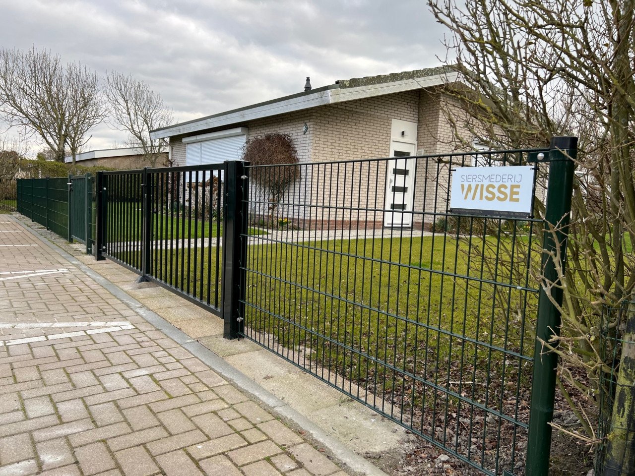 Voor al uw Inrijpoorten - Sier-Hekwerken en Tuinpoorten.