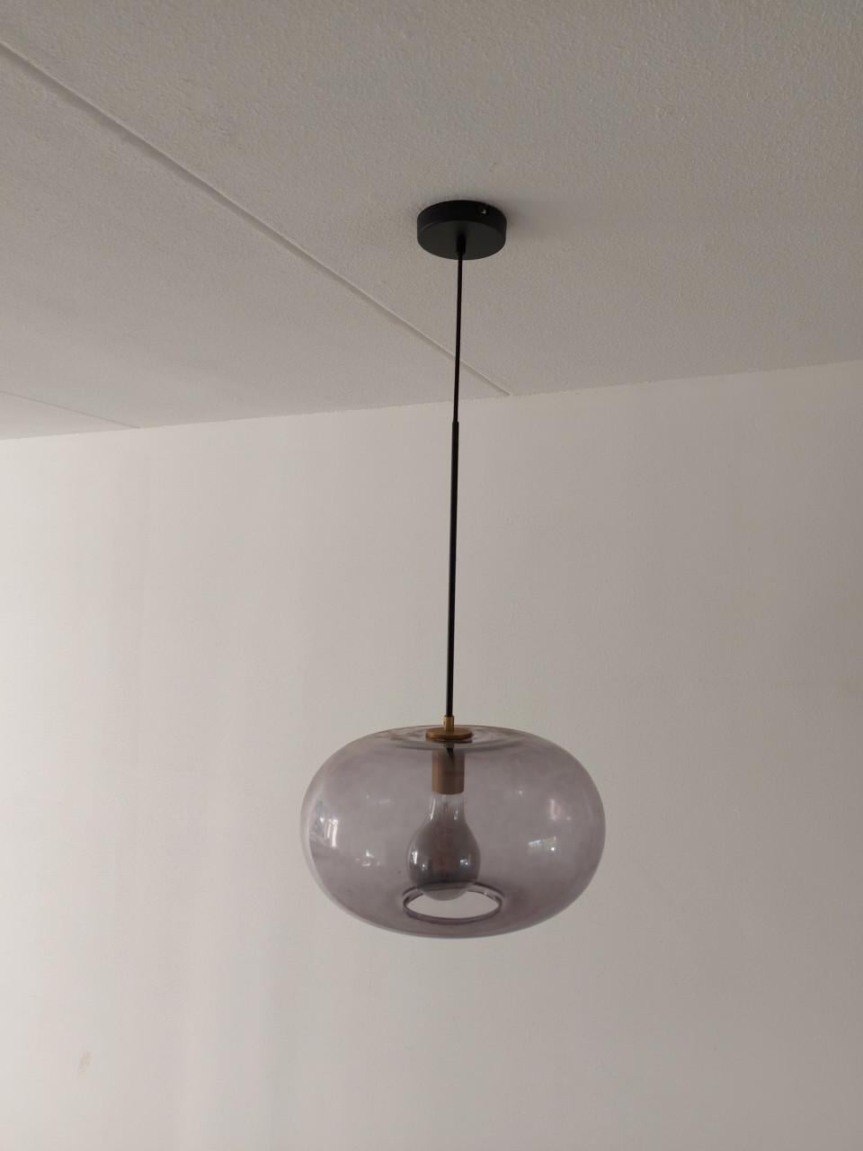 Stijlvolle hanglamp met glazen kap