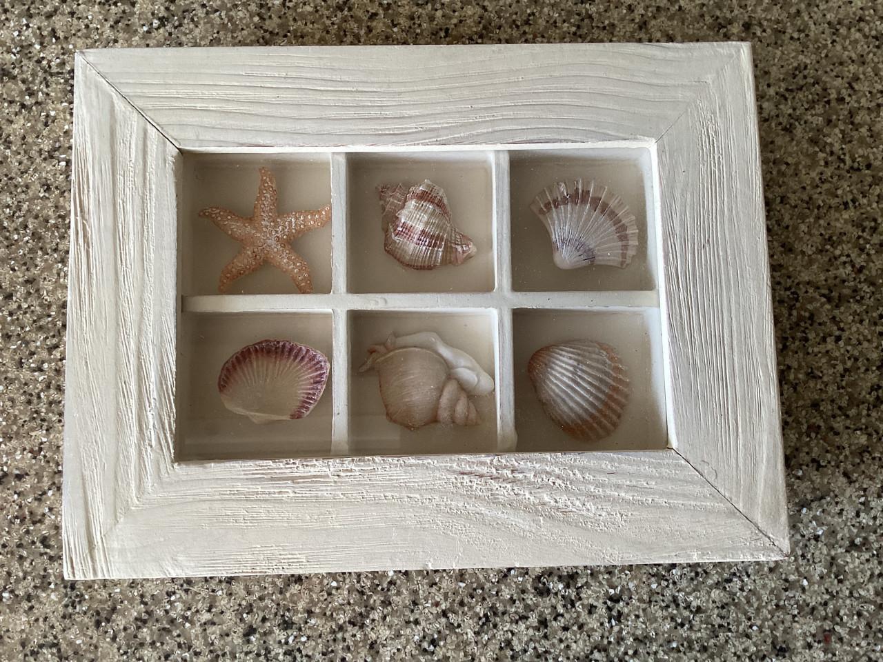 2 houten kastjes met schelpen en baby-tafereeltje.