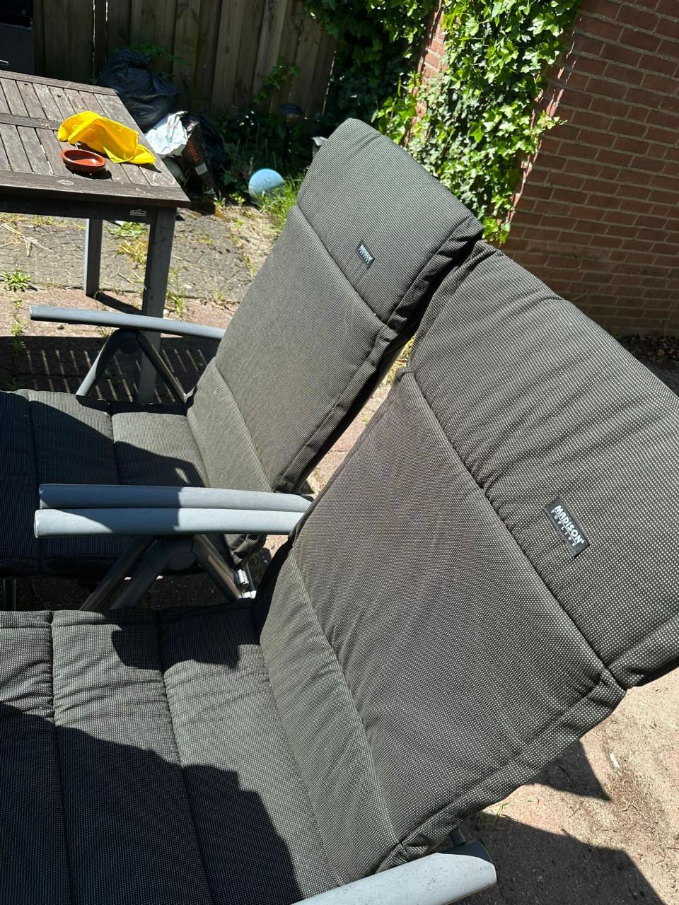 Vier tuinstoelen + opbergbak + tuintafel