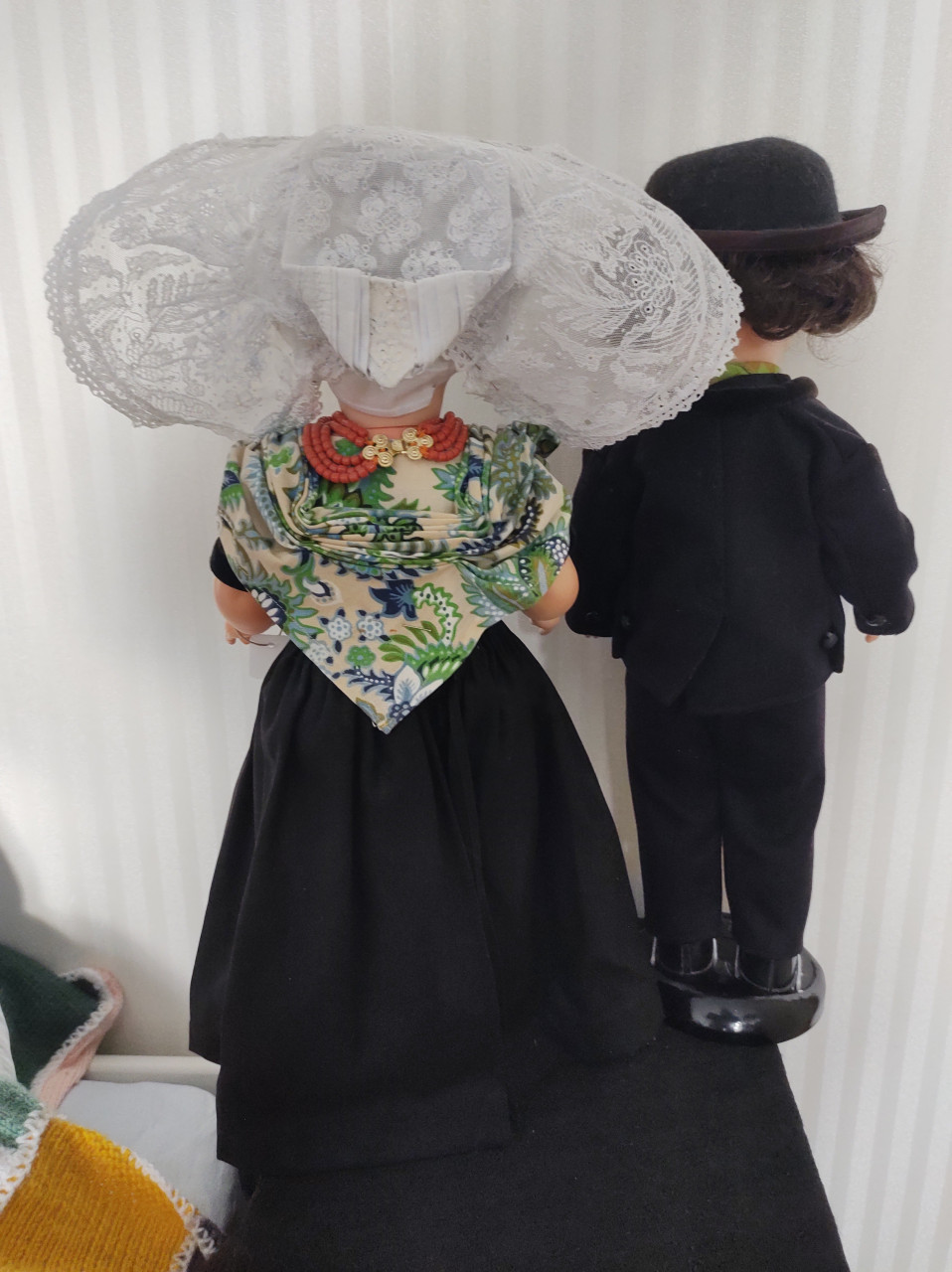 Stel mooie poppen in originele Zuid-Bevelandse klederdracht