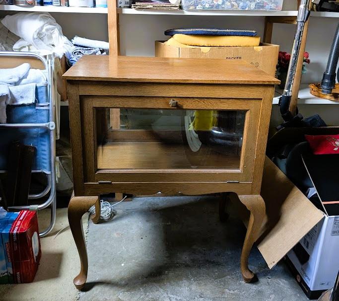 Uit bejaarden inboedel: zeer oud en leuk theekastje