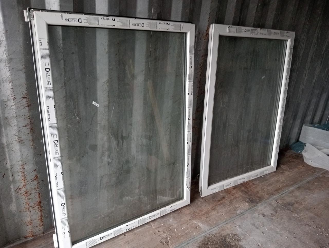 Deur met kozijn en raamkozijn