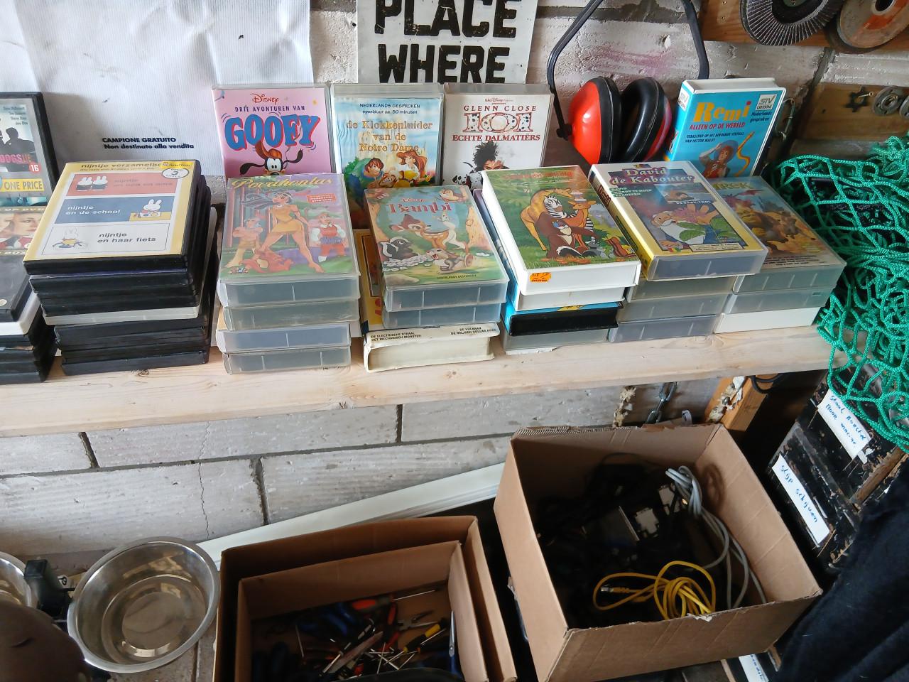 Te koop garage/schuurverkoop allerlei spulletjes koopje in een koop