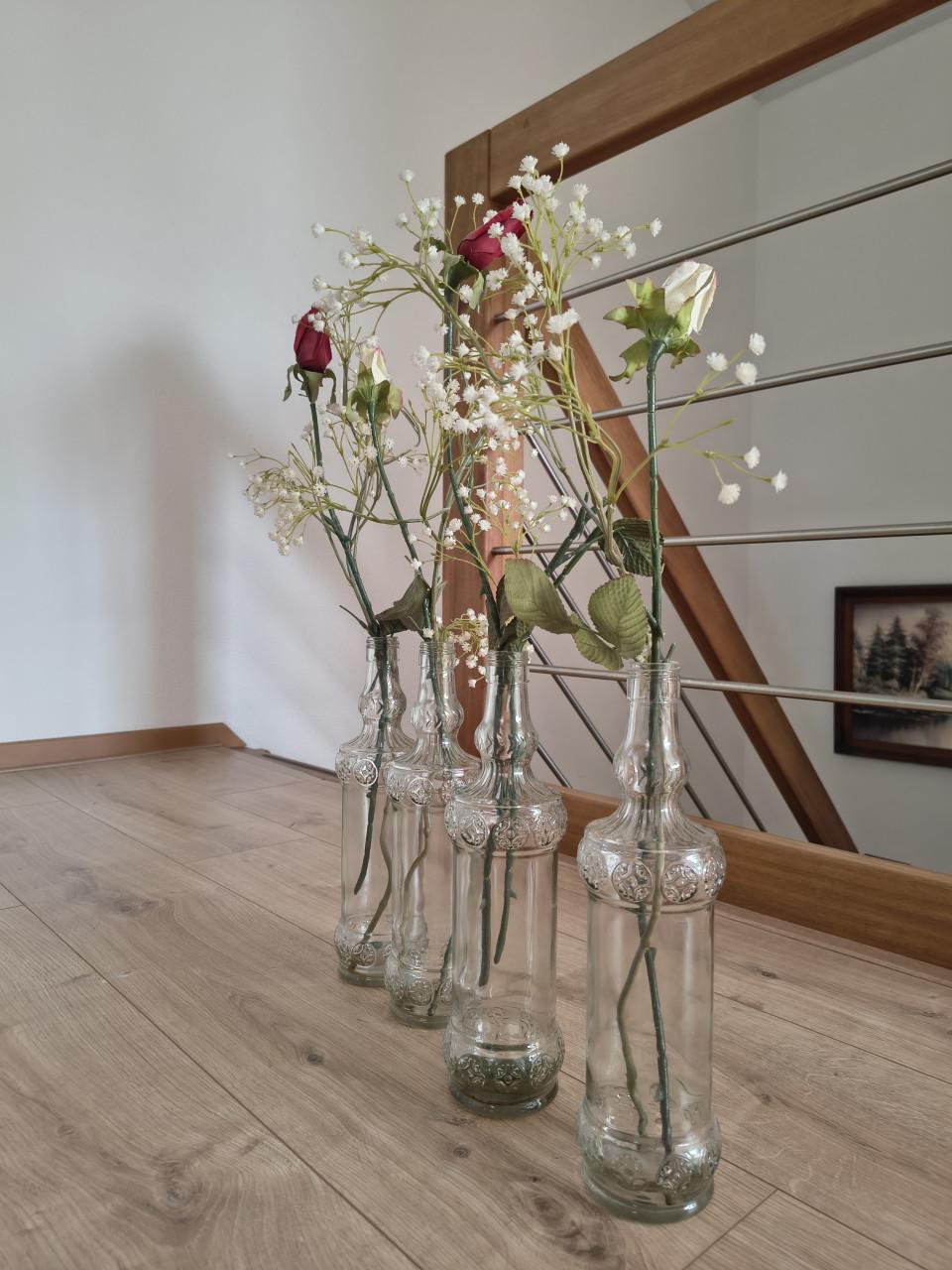 Sierlijke glazen vazen met kunstbloemen