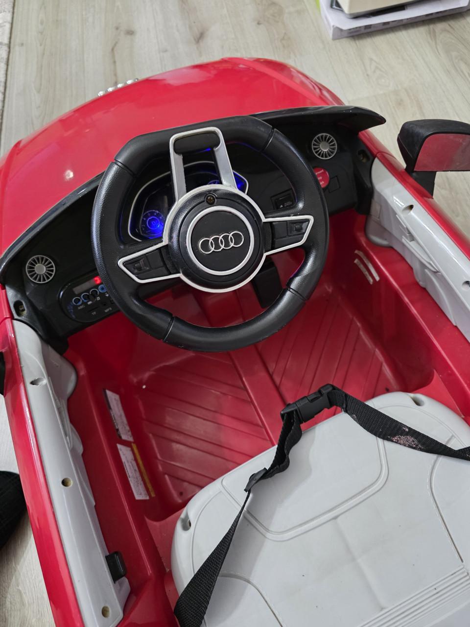 Kinder auto merk AUDI met Nieuw accu en oplader-werkend