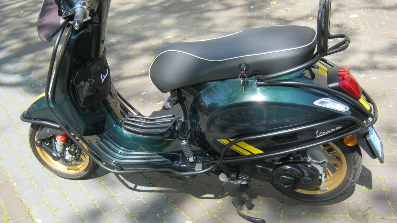 TE KOOP VESPA SPRINT RACING GREEN UIT 11 DECEMBER 2020