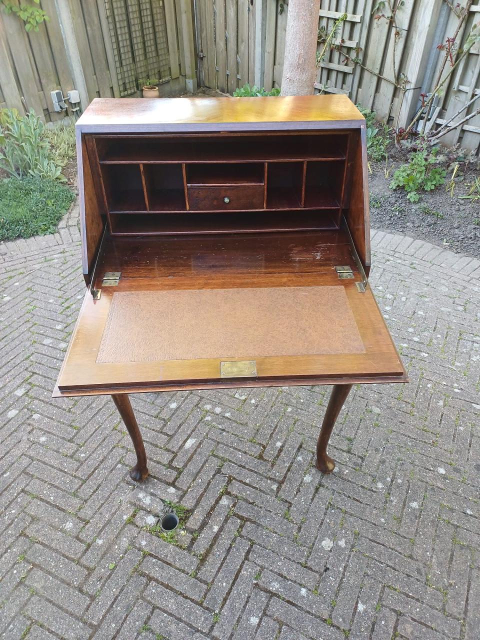 Schattig antiek schrijfbureautje