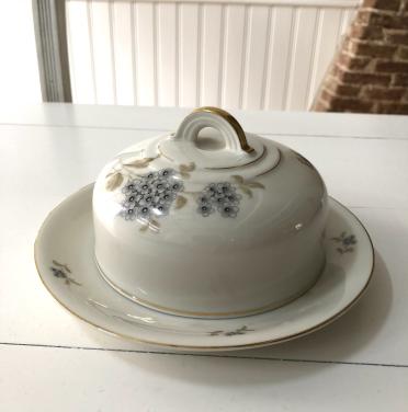 Mooie brocante botervloot met bloemmotief en gouden details
