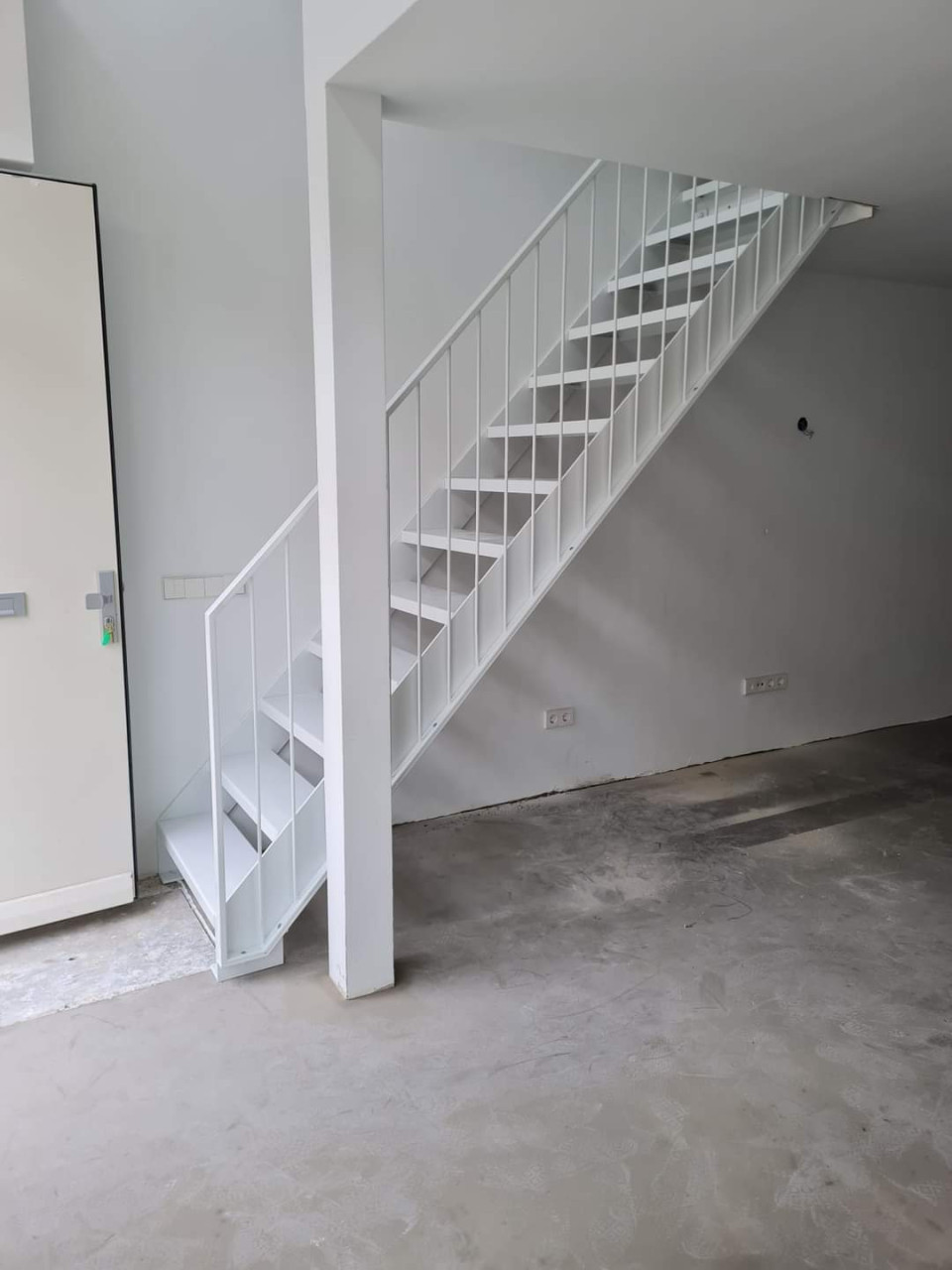 Rechte trappen op maat – stijlvol, stevig & veelzijdig!