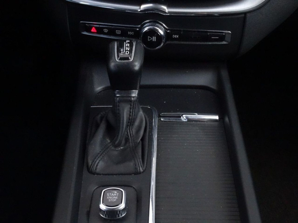 Volvo XC60 2.0 d4 momentum pro adapt. led | apple carplay/android auto