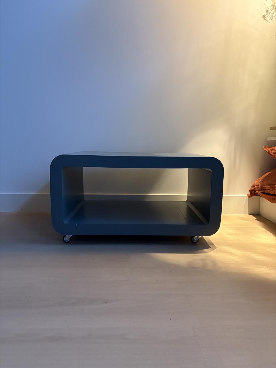 Verschillende kisten en bijzettafels