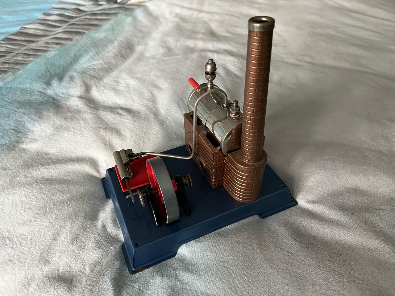 Retro Wilesco Stoommachine D5 is een van de eerste versies met stoomfluit