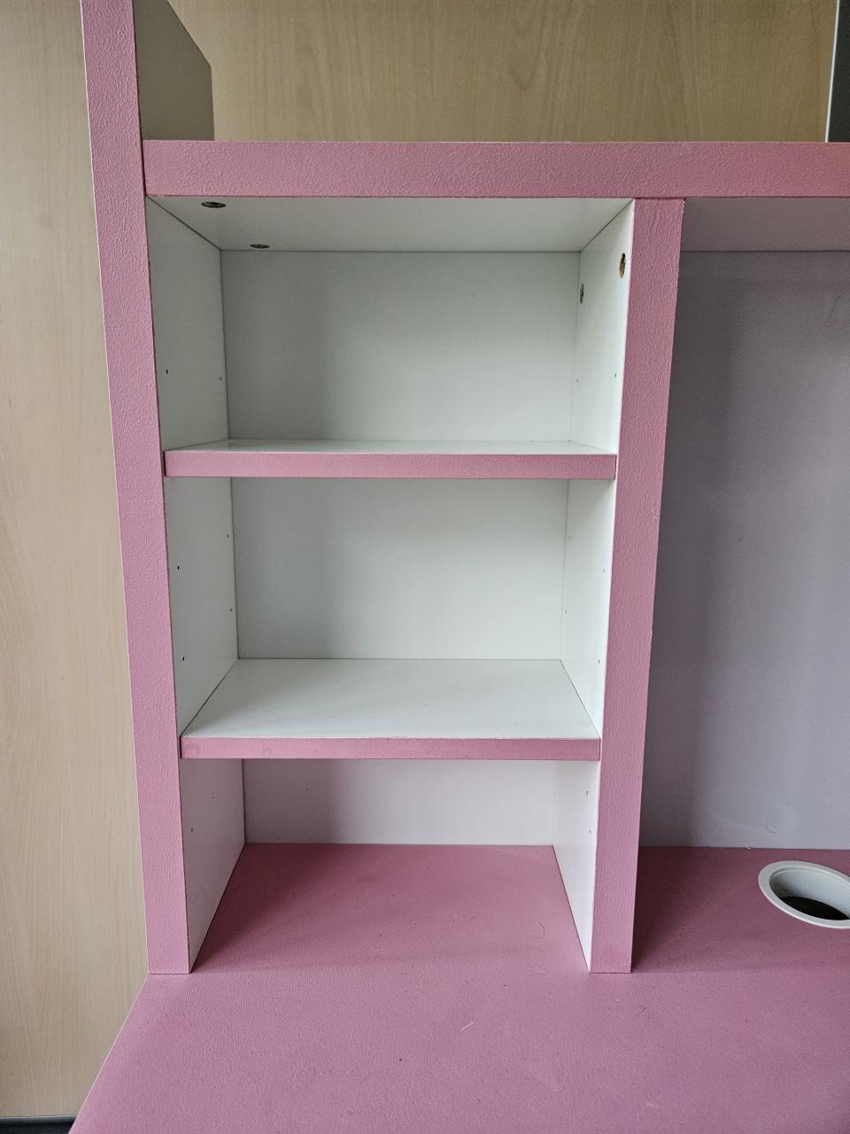 Roze geverfd micke ikea bureau