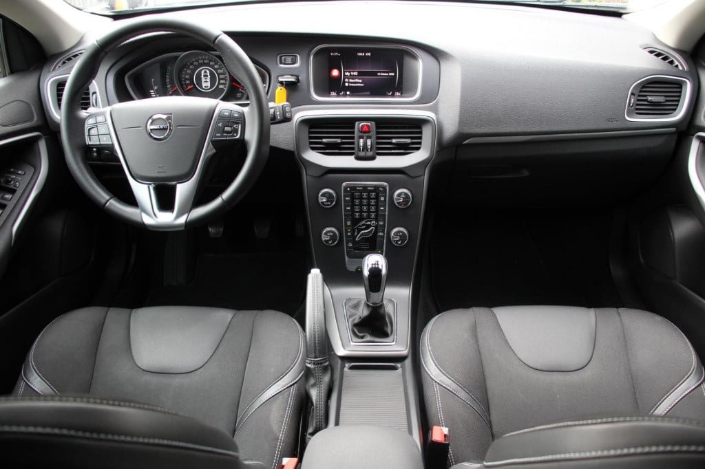 Volvo V40 2.0 t2 momentum - navi - cruise - grootlicht ass - led - pdc - st