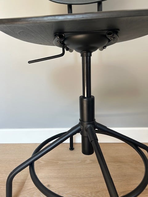 Zwarte in hoogte verstelbare houten bureaustoelen / krukjes
