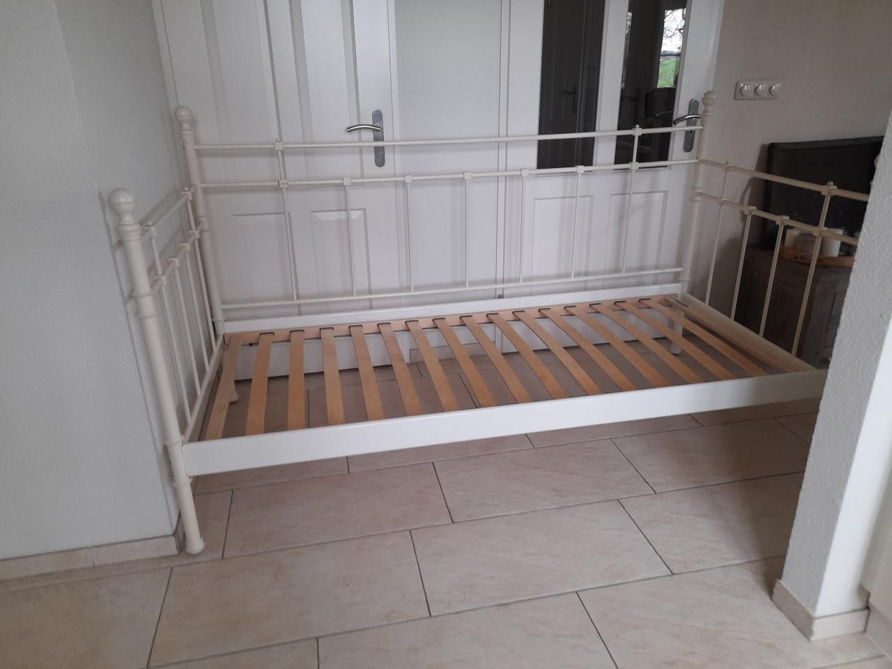 Metalen 1 Persoons bed 90 x 200 ( in goede staat )