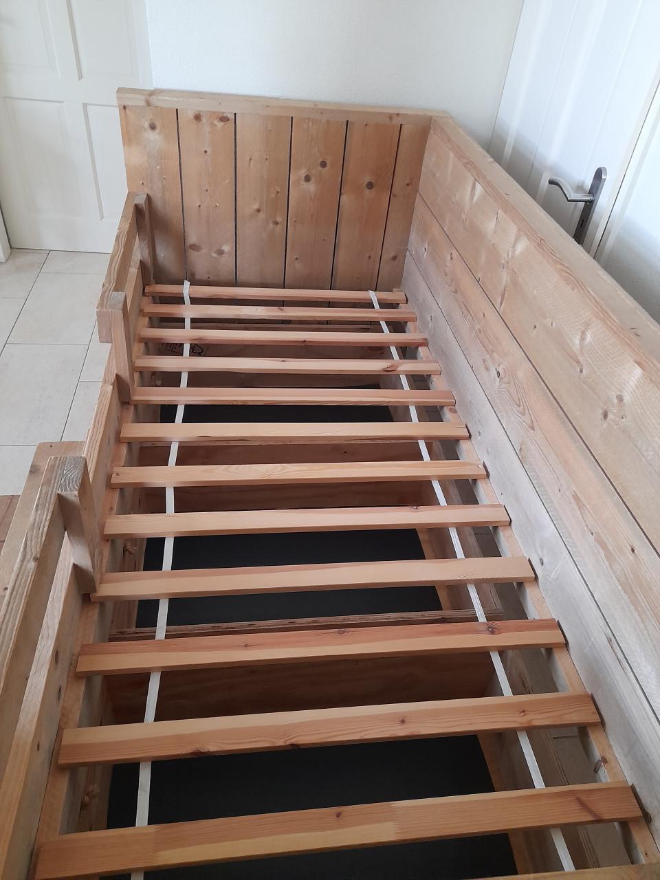 Van Londen steiger houten bed 90 x 200 met 3 laden (in goede nette staat )