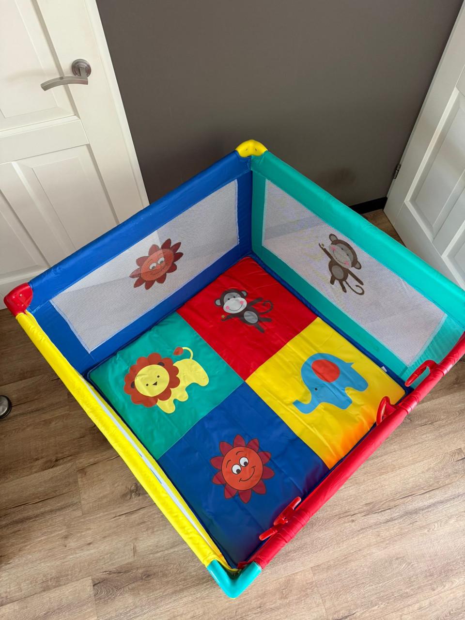 Opvouwbare kleurrijke babybox