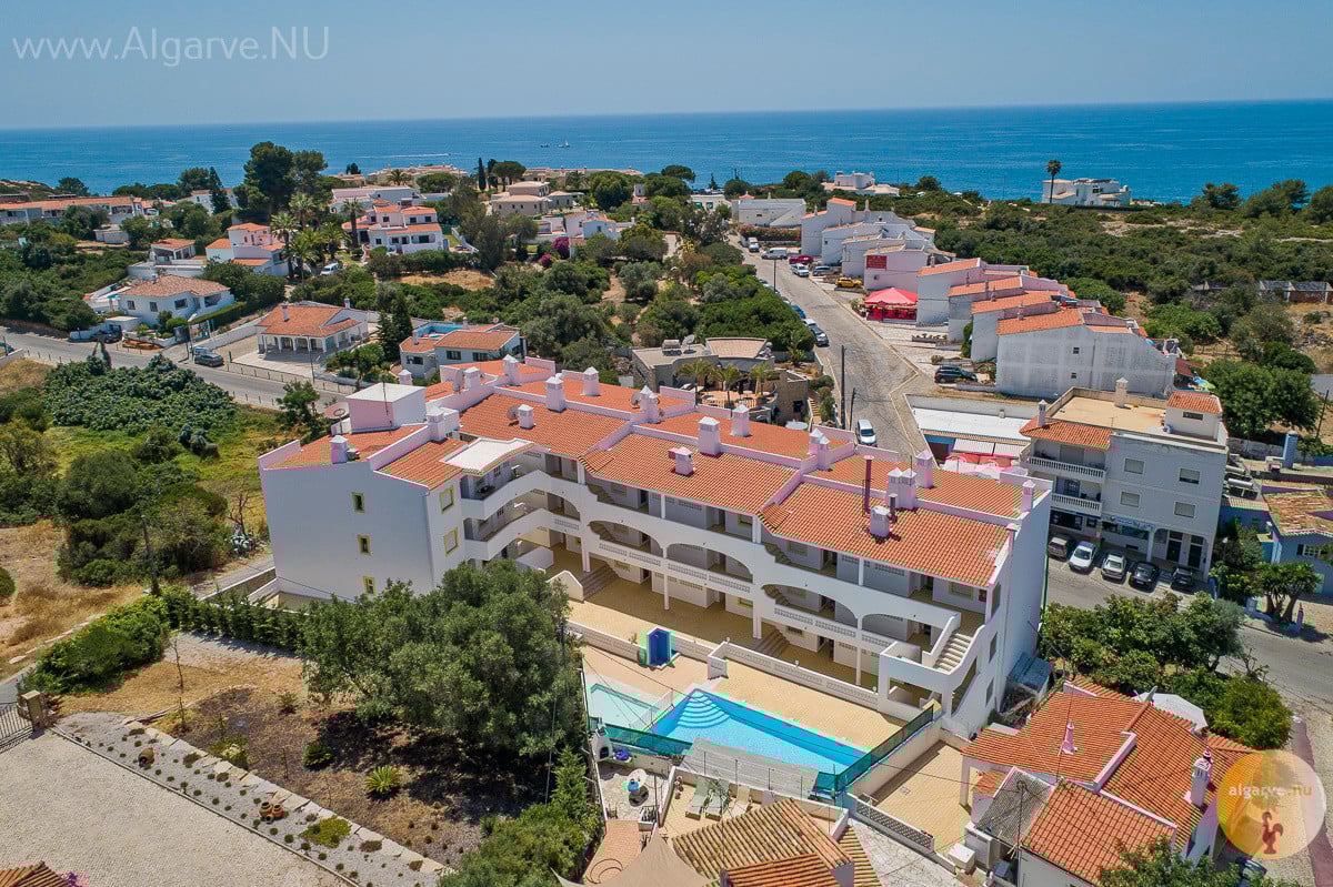 LAST MINUTE-Algarve/Portugal vakantieappartement met zwembad en aan zee.