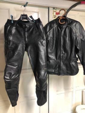 Akito motor jas +broek jas is maat D 14 Uk16….broek is maat D50 Uk32
