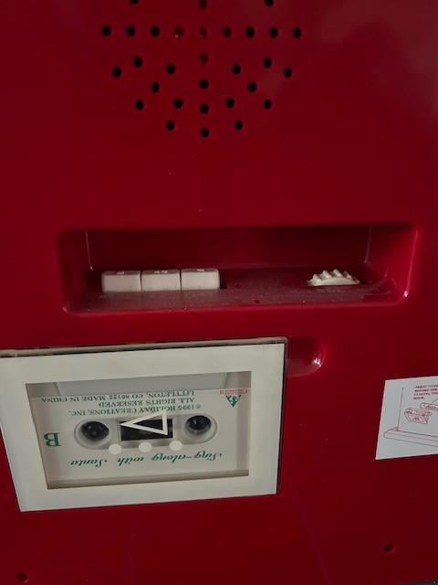 Holliday Creations bewegende kerstman speelt piano.