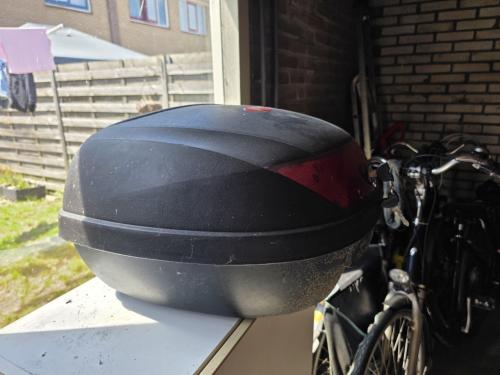 Zwarte scooter/motor topkoffer met reflector