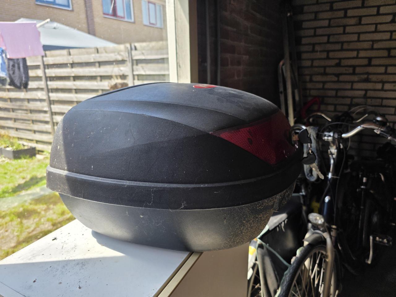 Zwarte scooter/motor topkoffer met reflector