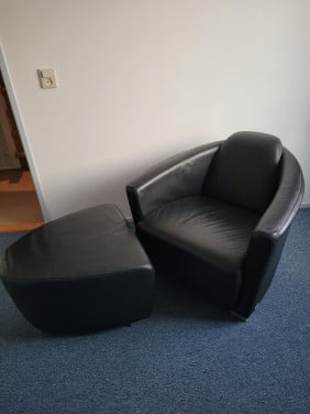 Twee Design fauteuils Enzo Luca Zwart met poef