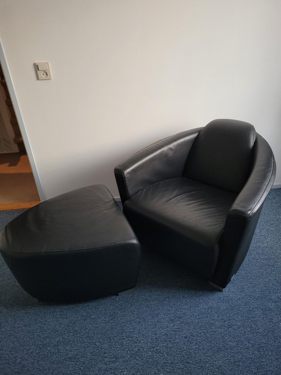 Twee Design fauteuils Enzo Luca Zwart met poef