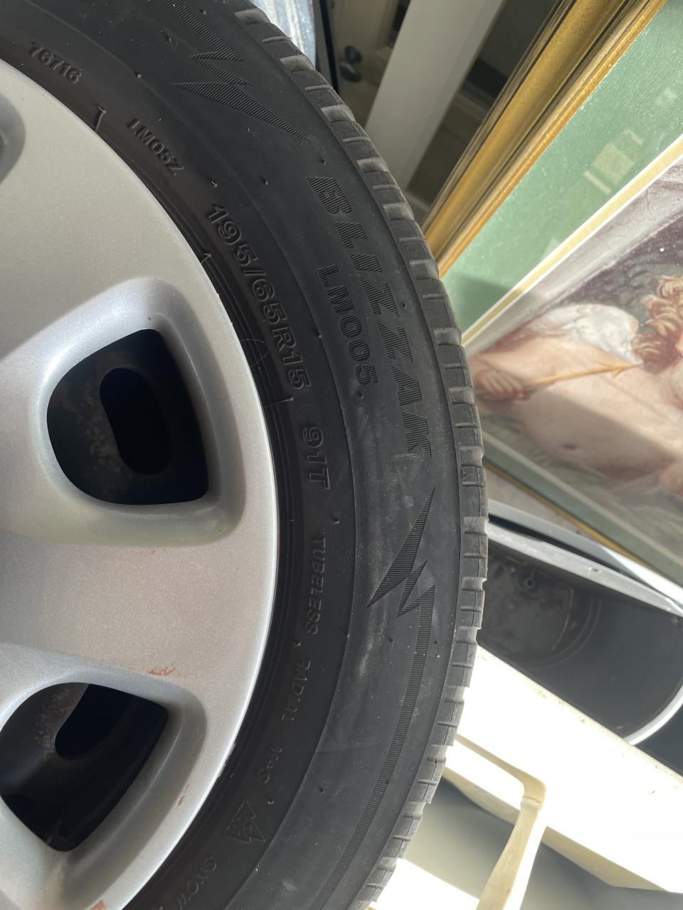 Auto banden met velg en wieldoppen