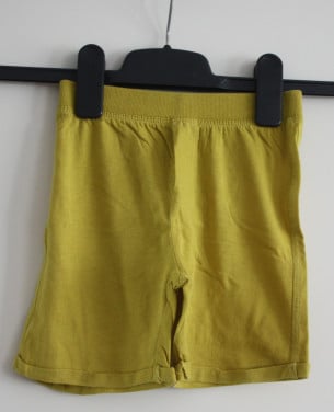 Gele korte broek maat 98