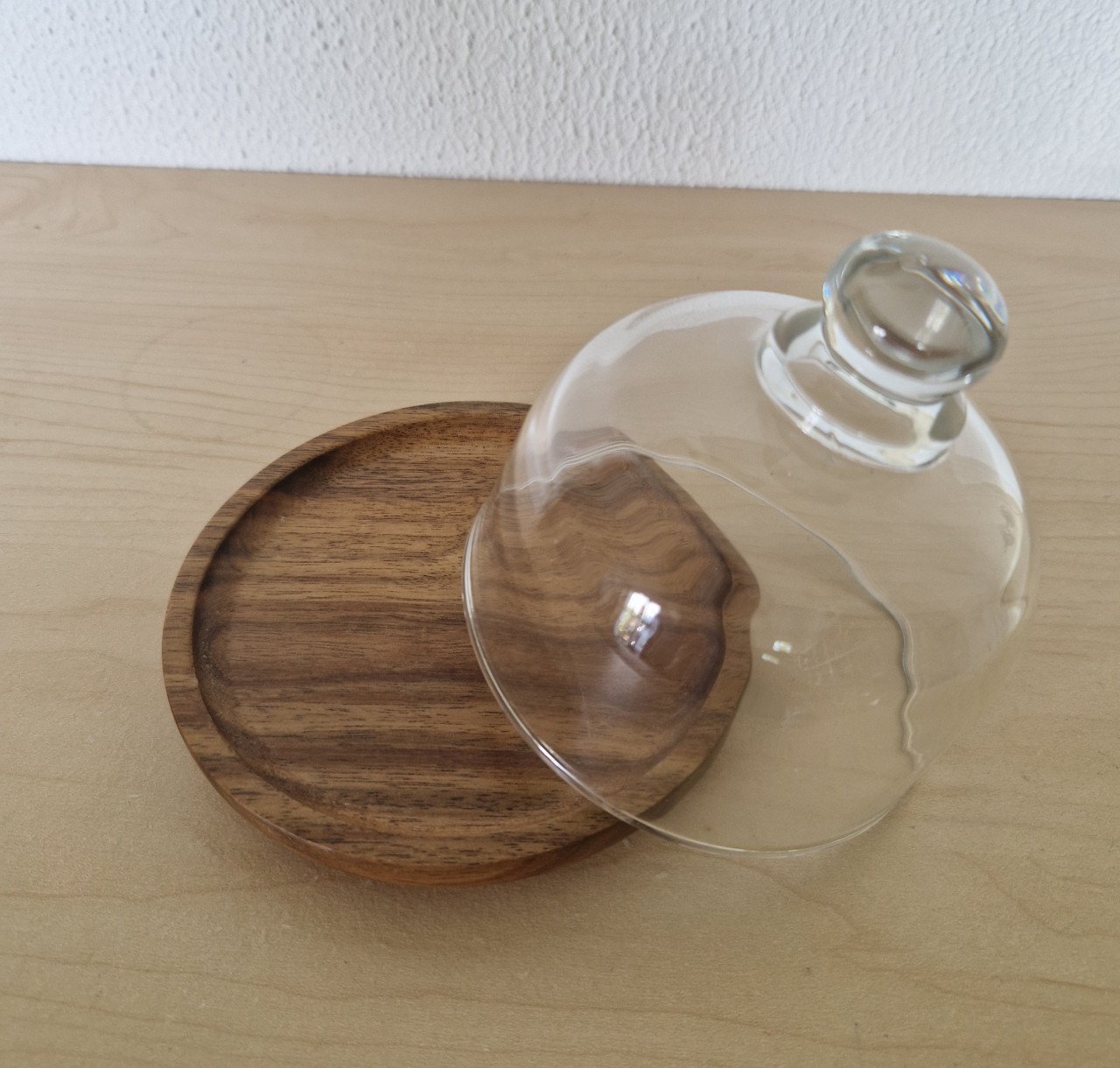 Kleine glazen stolp op houten voet, 9½ cm hoog