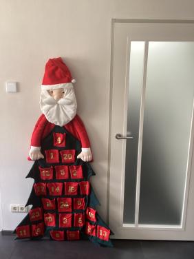 Stoffen Adventskalender in de vorm van een kerstman