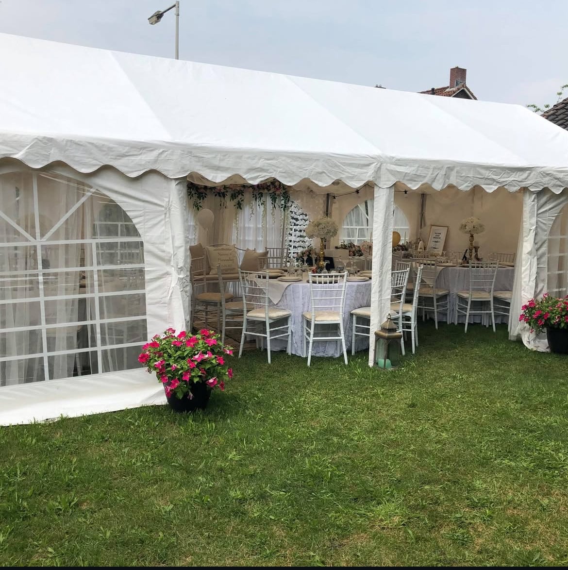 Partytent huren? Witte stoelen huren?