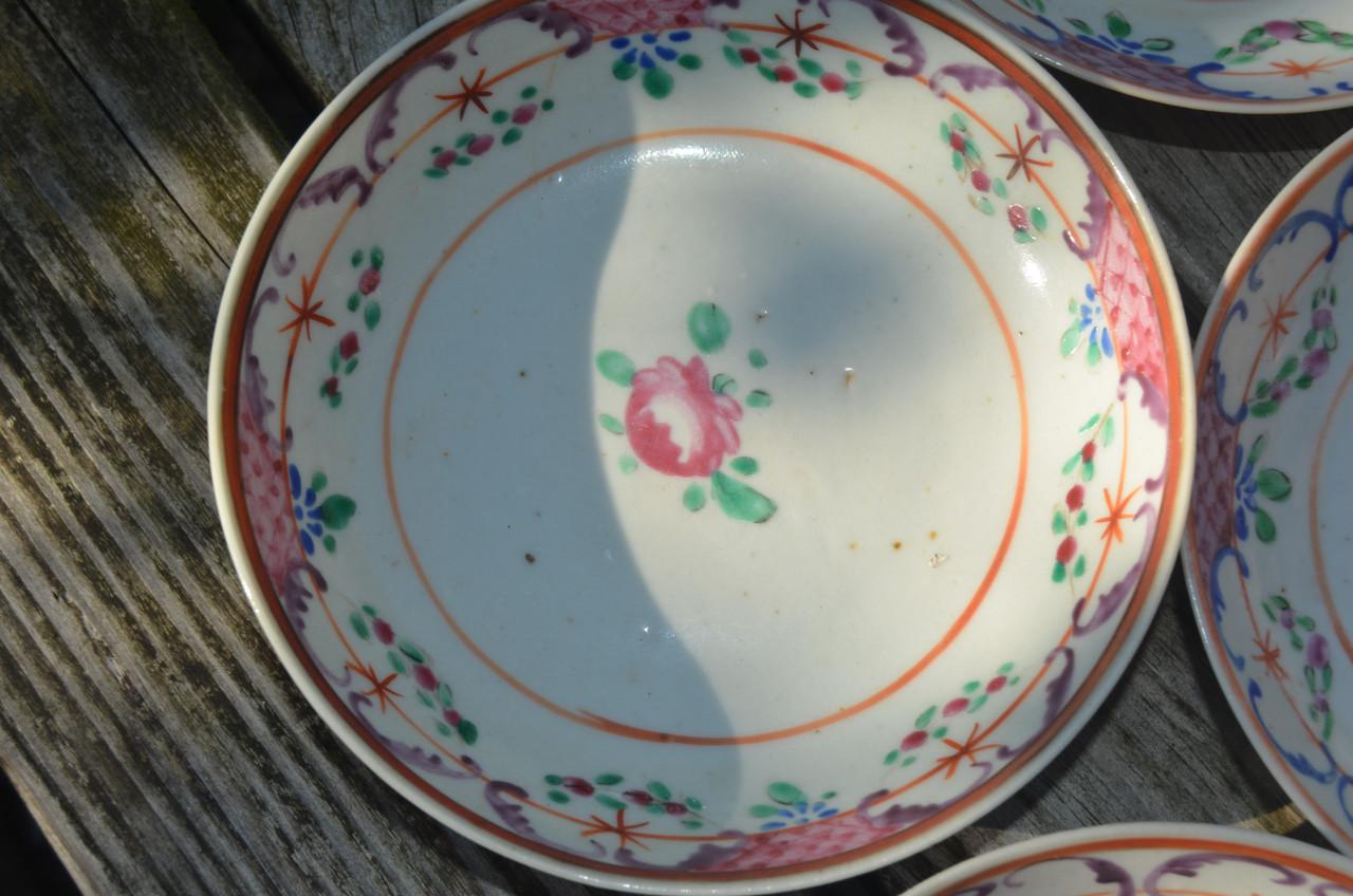 7 Lowestoft porseleinen bordjes 1757 - 1802