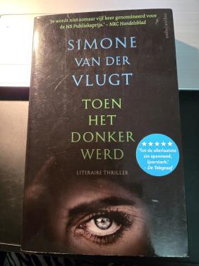 Boek: Toen het donker werd van Simone van der Vlugt 1e druk 2016