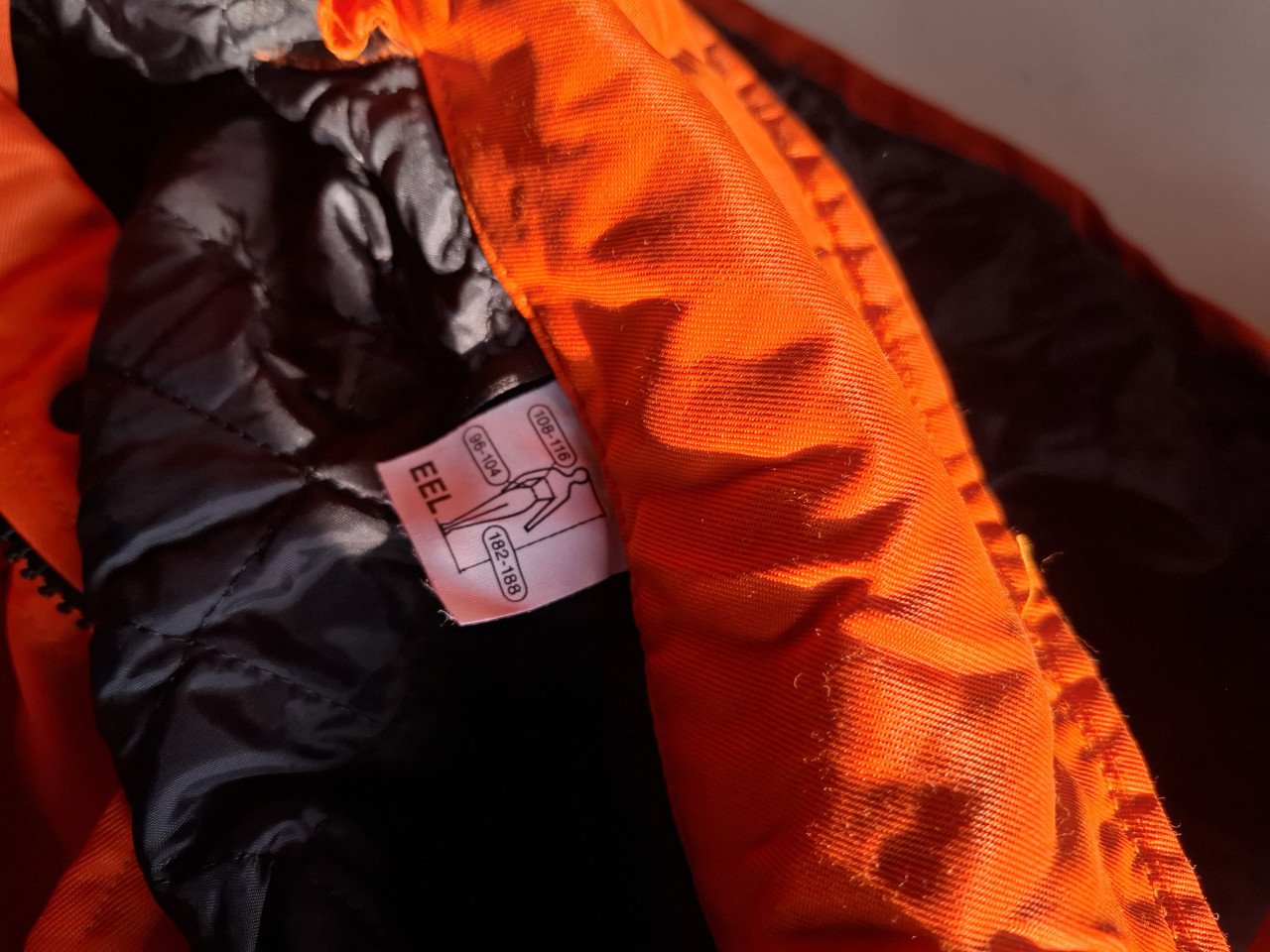 Overlevenspak oranje gevoerd