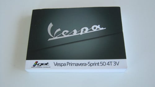 NIEUW VESPA BOEKJE IGET  VOOR 15 EURO