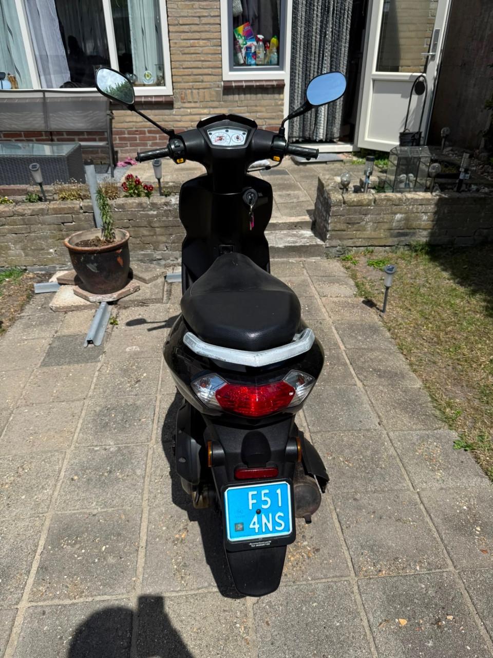 Peugeot Kisbee Scooter - lees tekst !