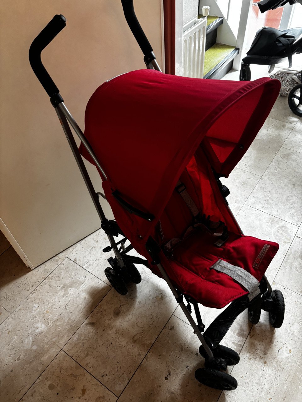 Buggy van Koelstra in rood