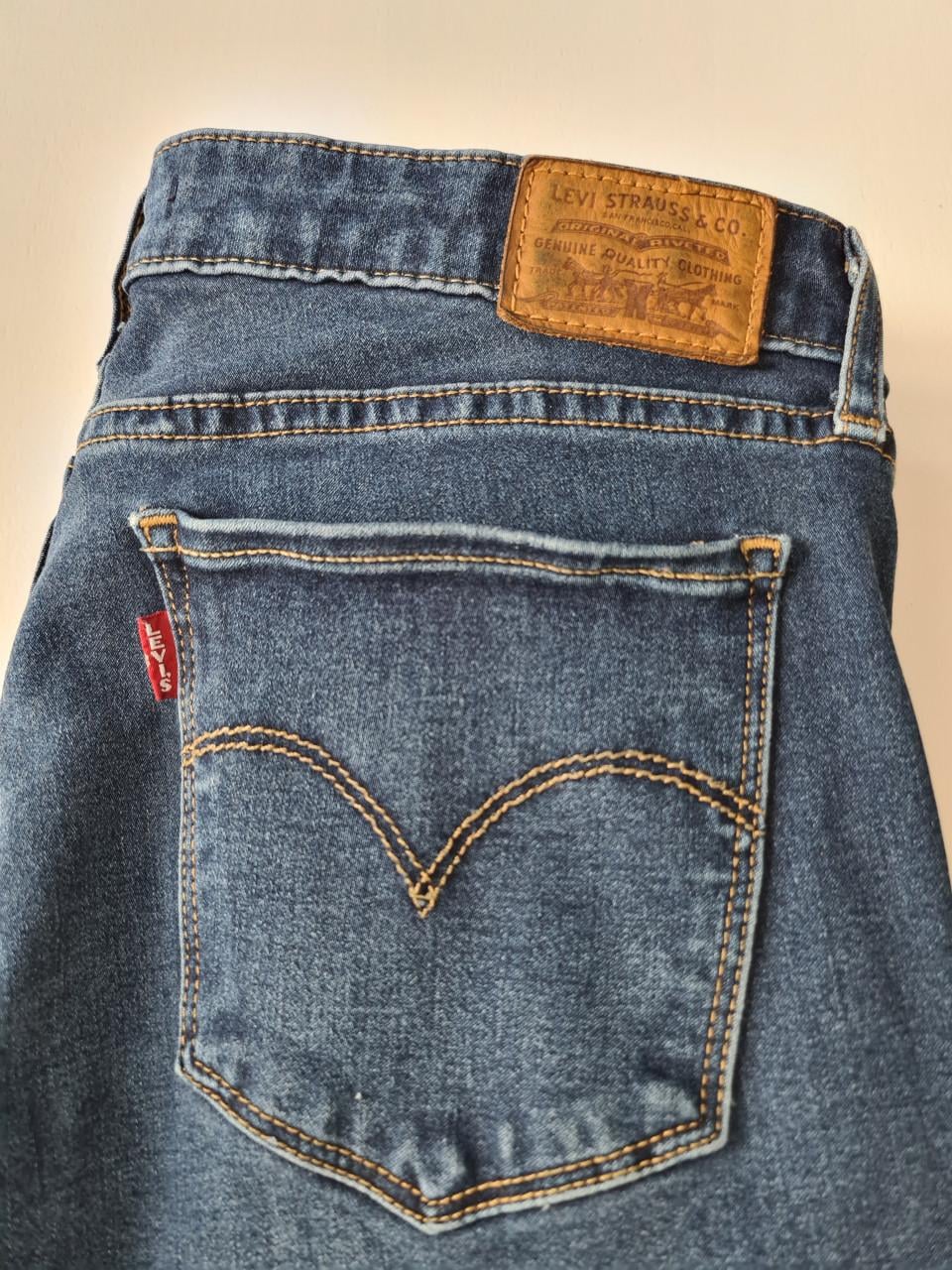 Mooie Levi's 711 Skinny jeans in een donkerblauwe wassing. W30 / L28