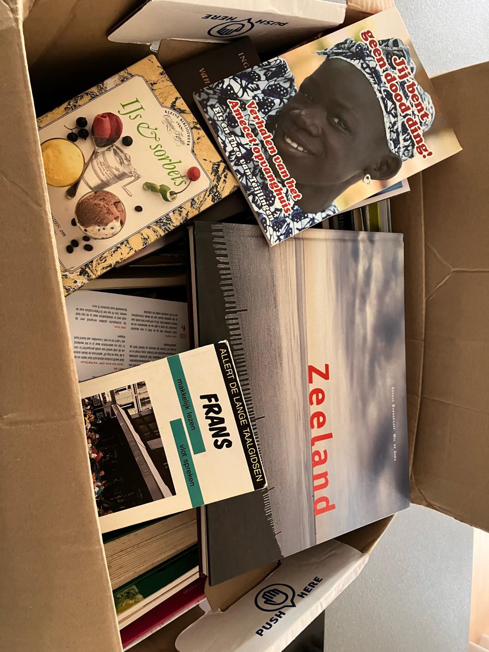 Gratis af te halen 3 dozen met diverse boeken (in een keer meenemen)